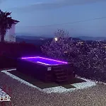 Trilogy 게스트하우스 4*
